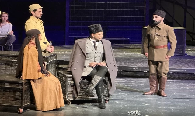 Ankara Devlet Tiyatrosu Yüzyıllık Destan Ateş oyununu Samsun'da sahnelendi