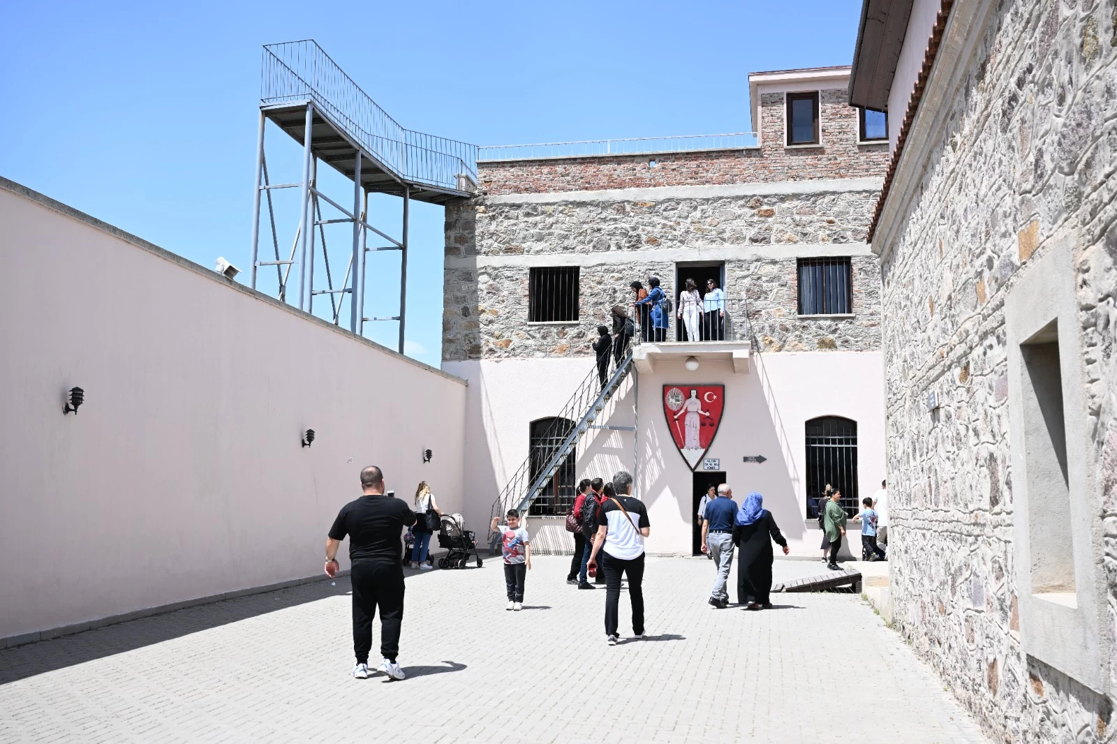Altındağ Belediyesi Ulucanlar Cezaevi Müzesi'nin ücretsiz giriş günlerinde vatandaştan yoğun ilgi - Resim : 2