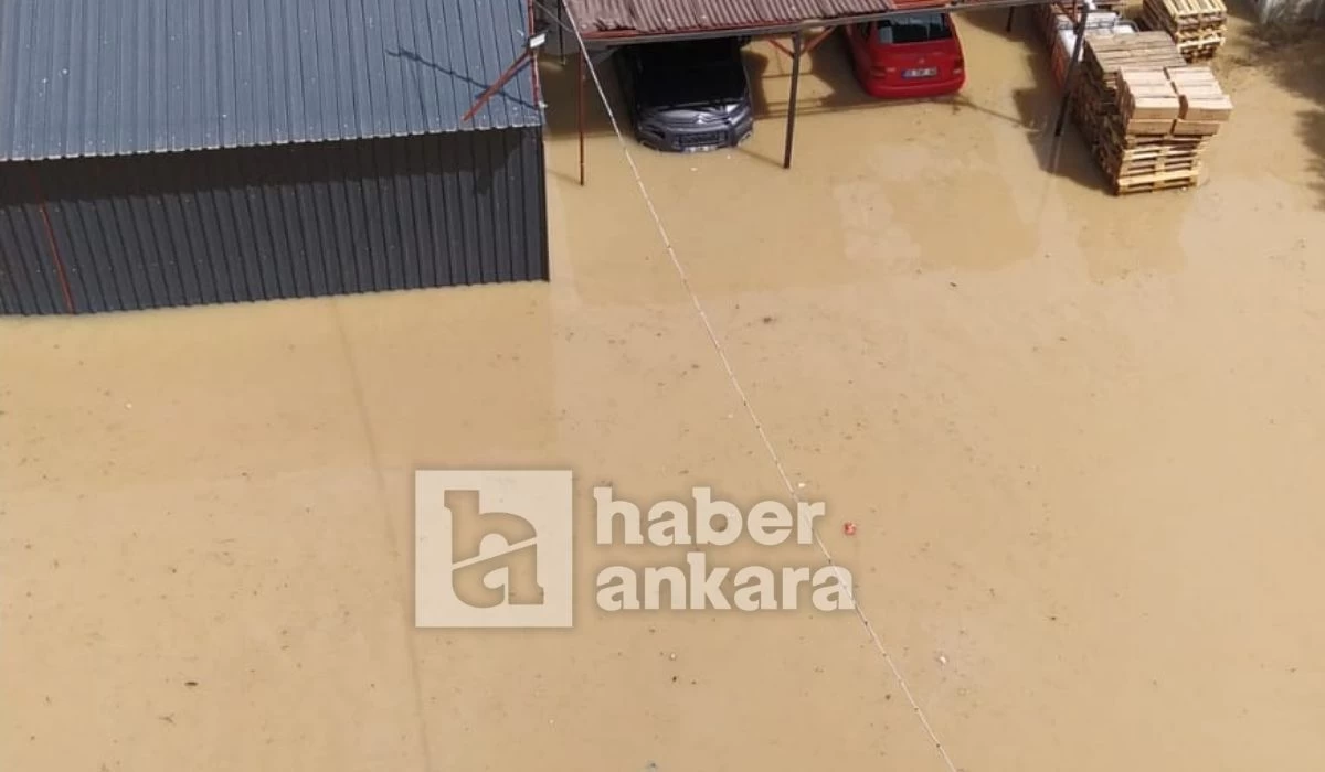 Ankara Batı Bulvarında su hattı patladı
