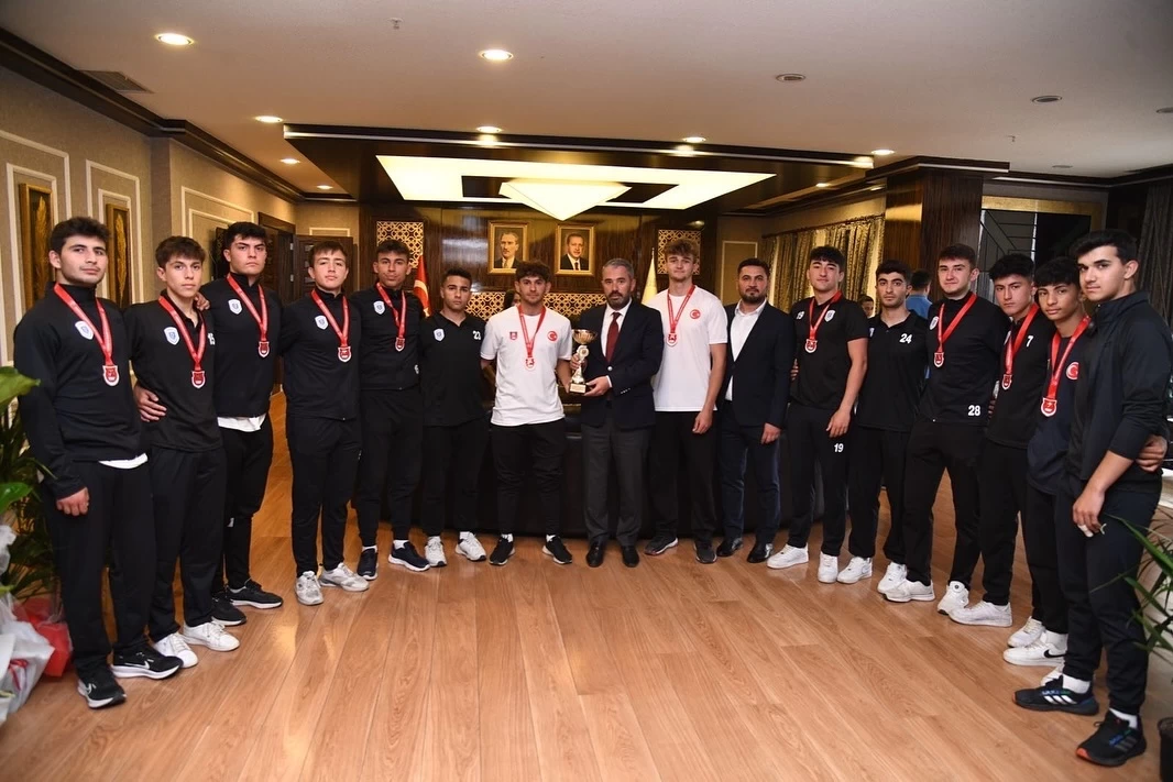 Pursaklar Belediye Başkanı Ertuğrul Çetin’e ragbi takımlarından ziyaret