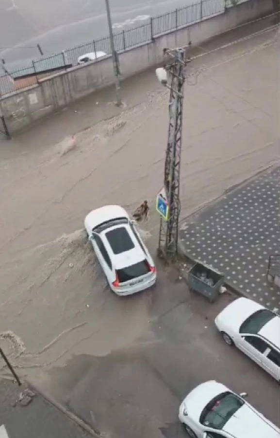 Ankara'da 2 çocuk selden sıkıştıkları yerden vatandaşların yardımı ile kurtarıldı