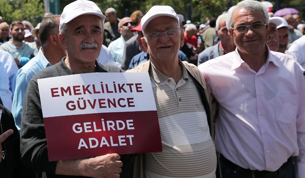 CHP'den Ankara'da Büyük Emekli Mitingi! Binlerce emekli Tandoğan Meydanında toplandı