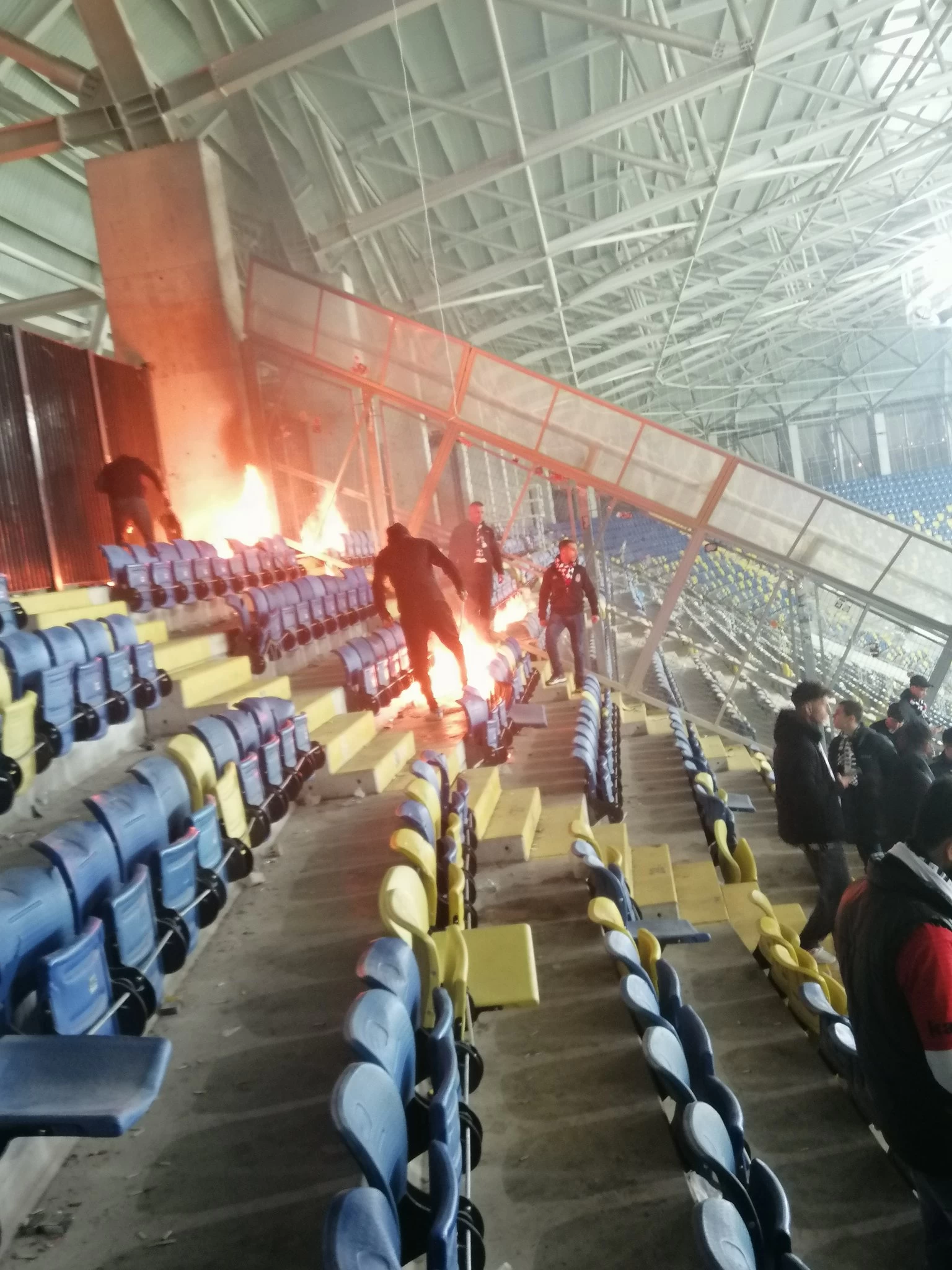 Beşiktaş taraftarı koltukları yaktı! Ankaragücü Basın Sözcüsü Aytekin'den yanıt gecikmedi