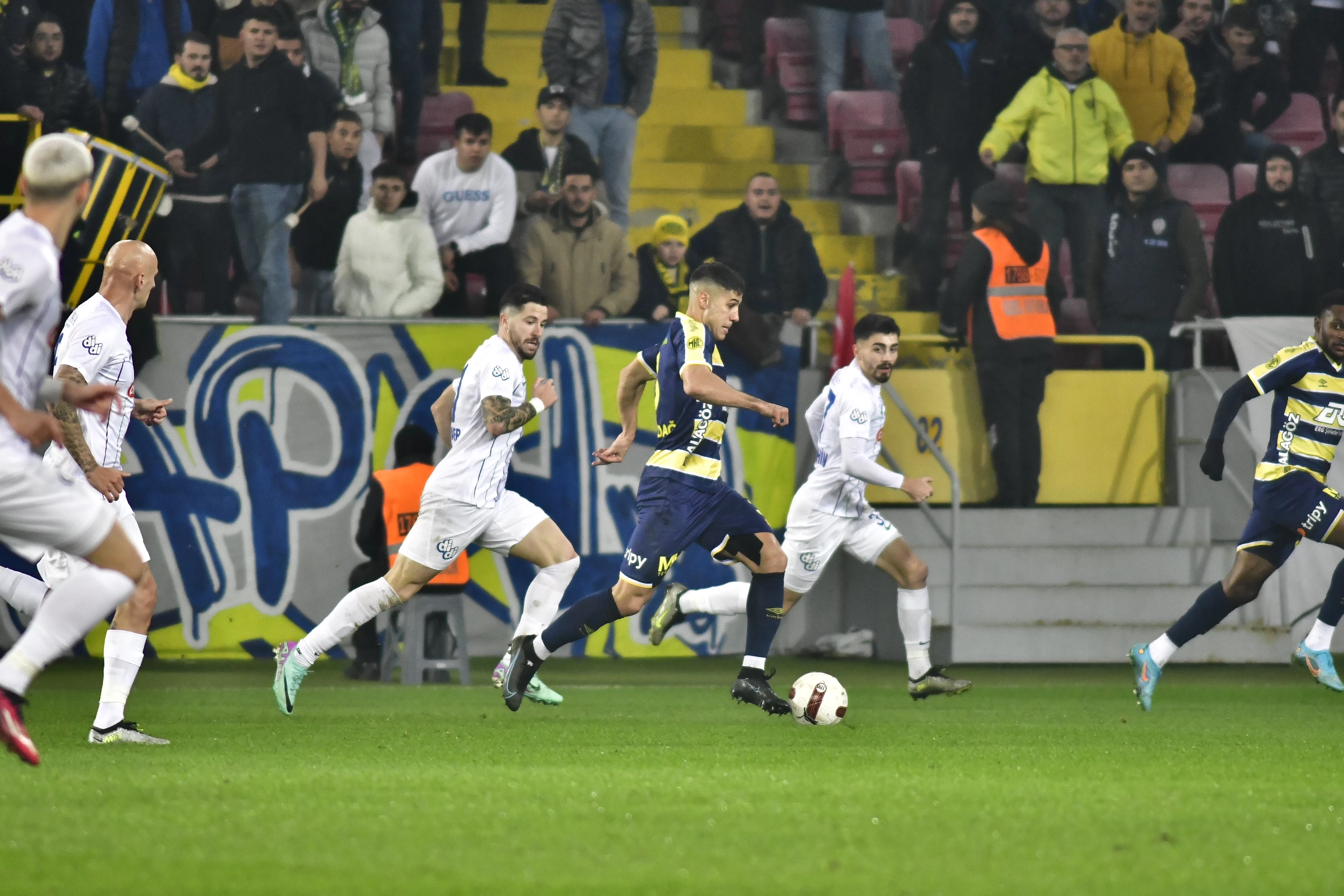 Ankaragücü son dakikada 2 puan bıraktı! Sinirlerine hakim olamayan Ankaragücü Başkanı Koca hakeme yumruk attı