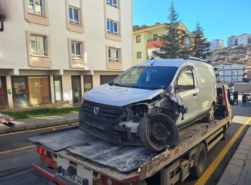 Ankara Mamak'ta kontrolden çıkan asfalt silindiri 7 araca çarptı