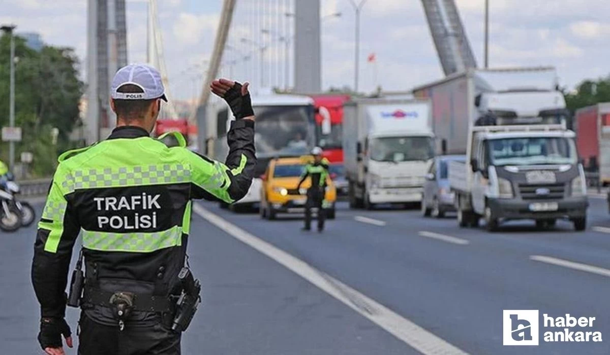 Trafiğe çıkan Ankaralı sürücüler hemen baksın! Seyir halinde bunu yapmanın bedeli 1507 TL oldu ceza kapıda