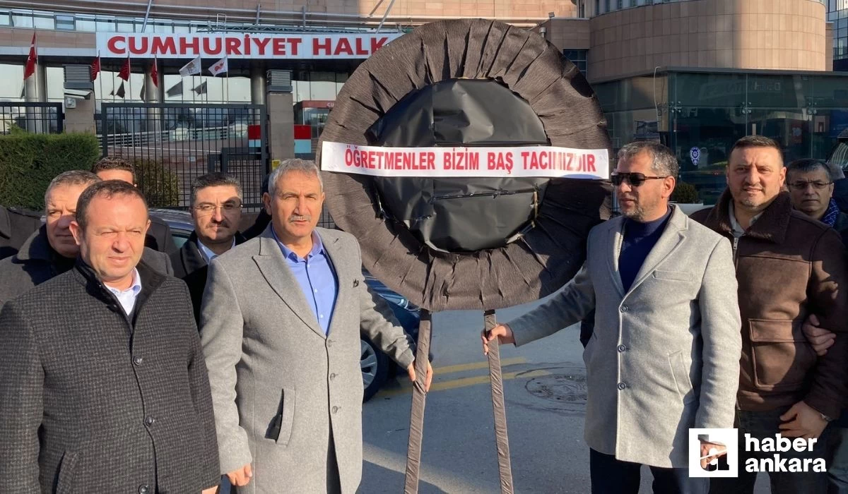 CHP Ankara Milletvekili Emir'in sözleri ardından öğretmenlerden siyah çelenkli protesto