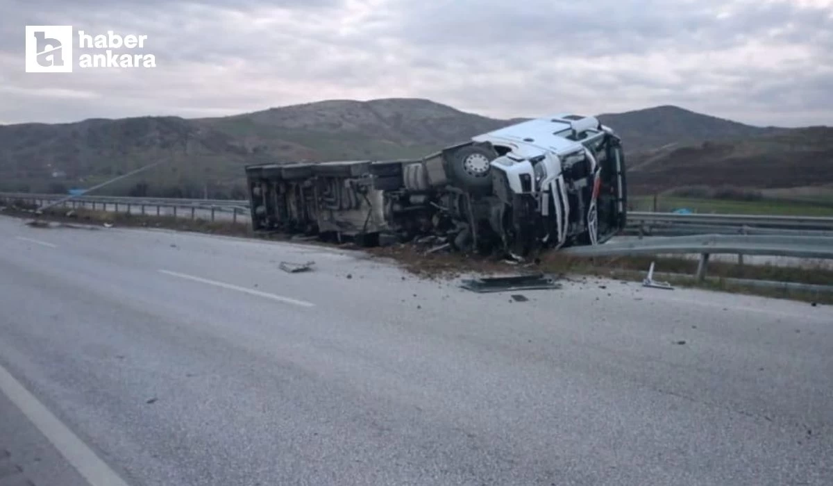 Akaryakıt yüklü tanker devrilmesi sonucu Çorum-Ankara karayolu trafiğe kapatıldı!