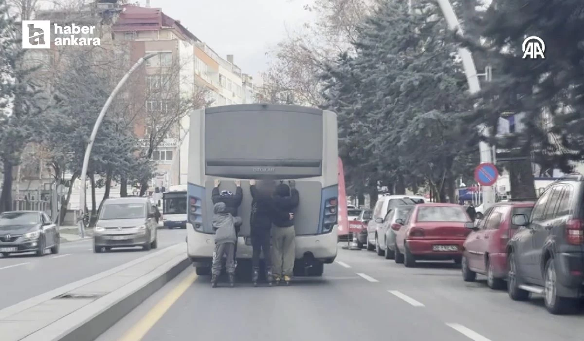 Ankara'da seyir halindeki otobüse tutunan patenli çocuklar trafikte tehlike yarattı!