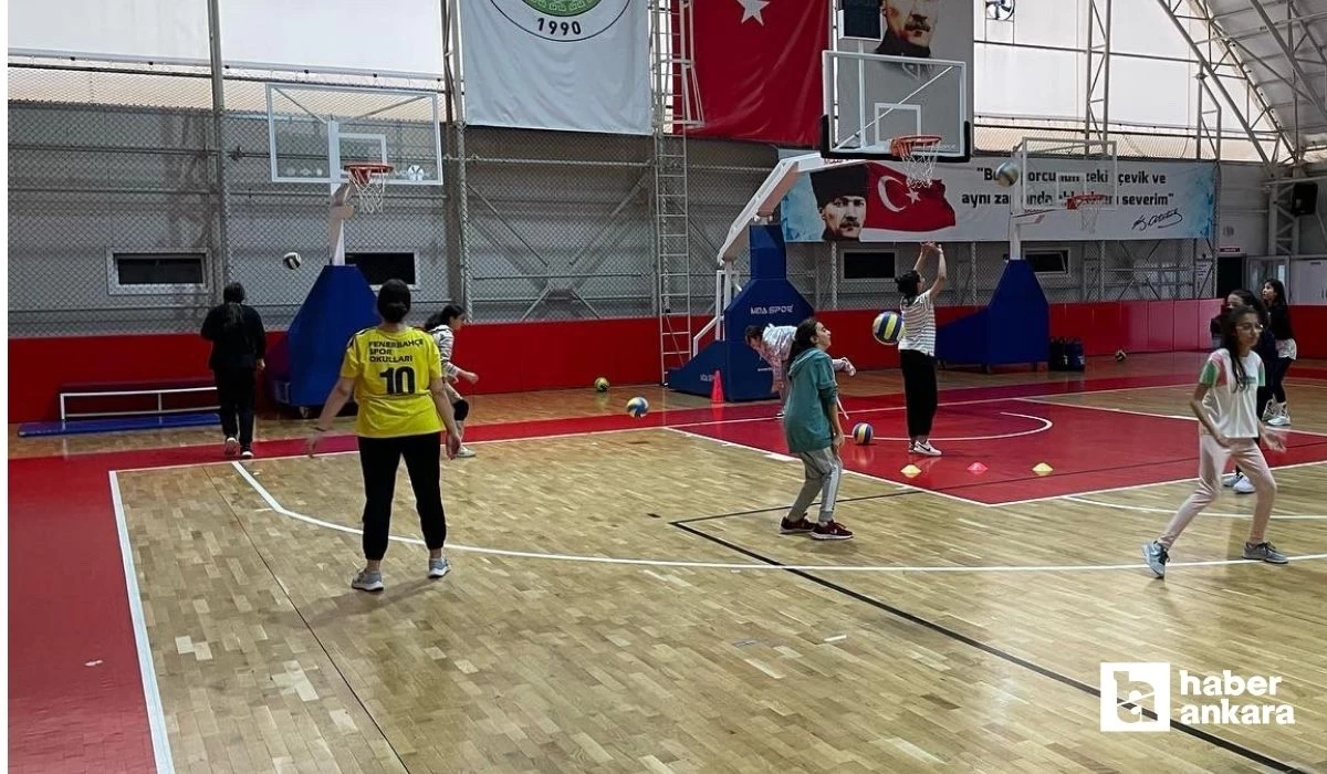 Etimesgut Belediyesi'nden voleybol eğitimi alan kursiyerler şampiyonluk mücadelesi veriyor