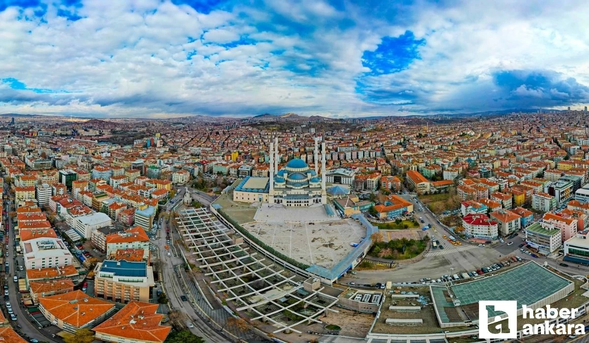 Kocatepe Cami'nin gökyüzü ile buluşma anı kartpostallık görüntüler oluşturdu