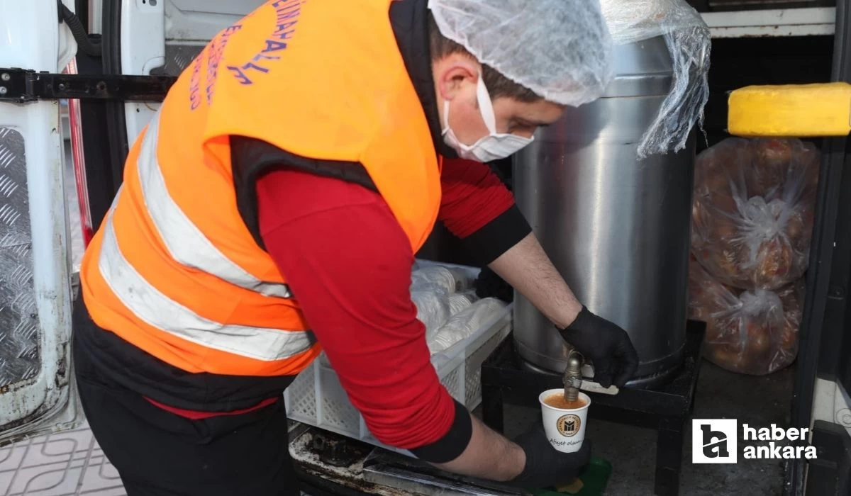 Yenimahalle Belediyesi'nden iftar için metrolarda çorba ikramı