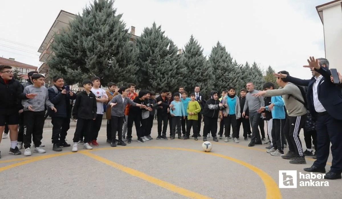 Sincan Belediye Başkanı Murat Ercan çocukların futbol heyecanına ortak oldu