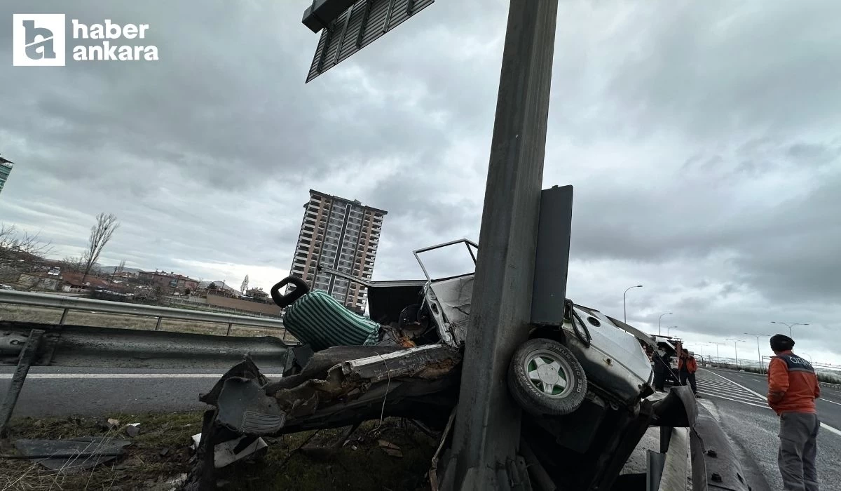 Ankara'da yön levhasına çarpan otomobil ikiye ayrıldı! 1 kişi ağır yaralı