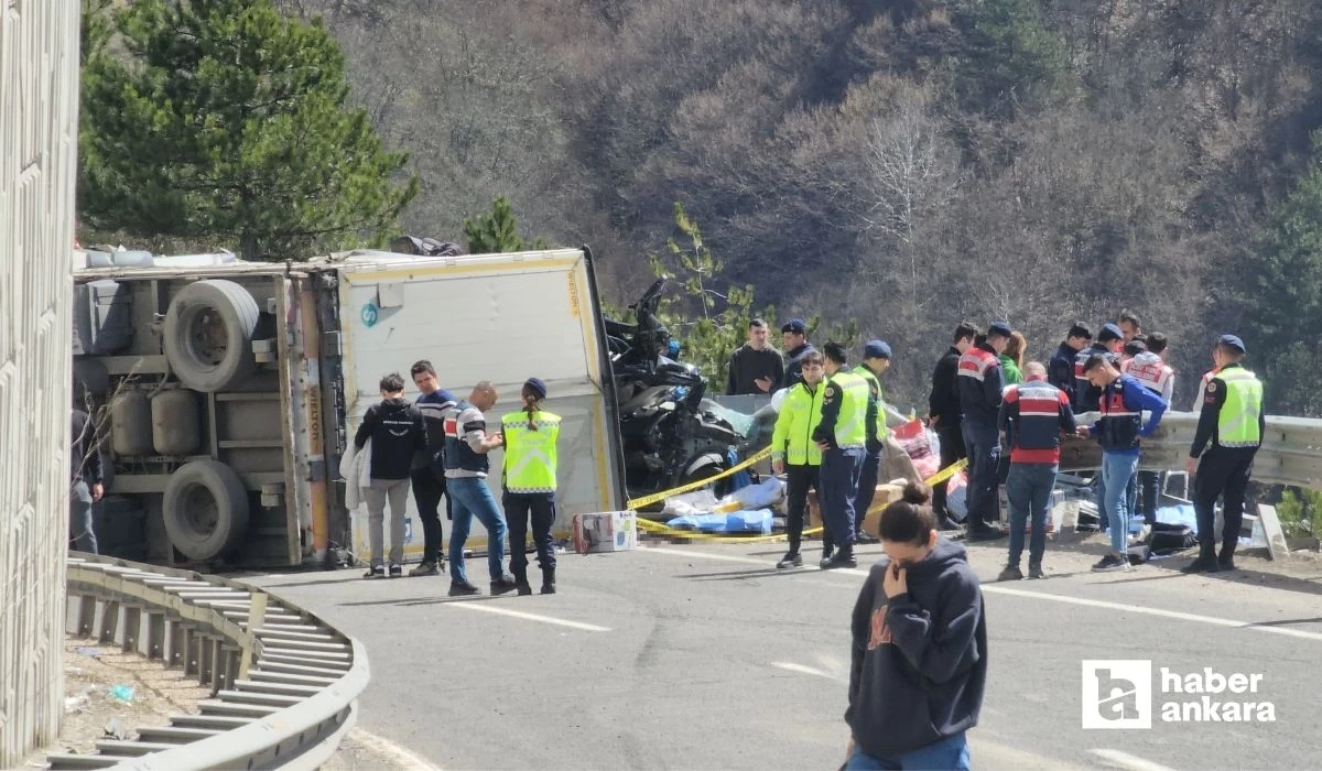 Çankırı'da tır yolda duran otomobilin üstüne devrildi: 4 kişi hayatını kaybetti