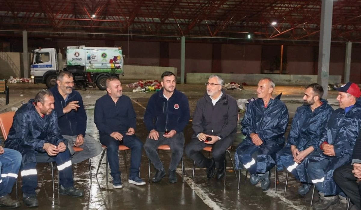 Sincan Belediye Başkanı Murat Ercan 1 Mayıs'ı ilçe çalışanları ile birlikte karşıladı