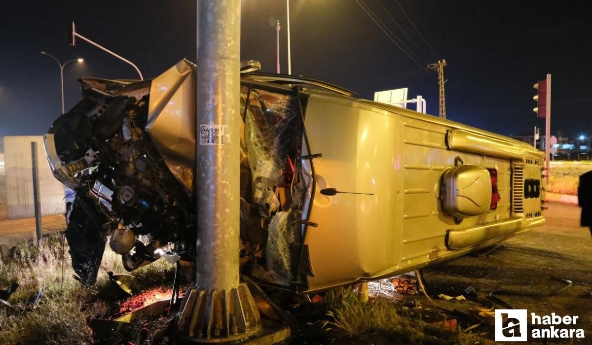 Konya’da midibüs ile panelvan çarpışması sonucu 24 kişi yaralandı