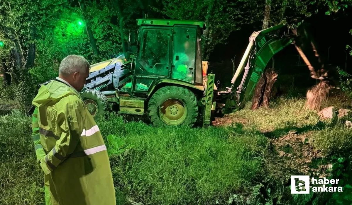 Mamak Belediye Başkanı Veli Gündüz Şahin yağmurdan dolayı oluşan tıkanıklıklar için harekete geçti