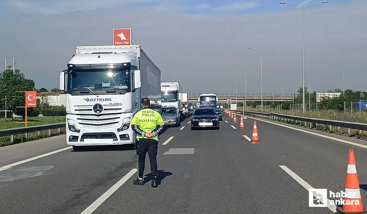 Düzce ile Kaynaşlı gişeleri arası Ankara istikametinde otoyol trafiğe kapandı