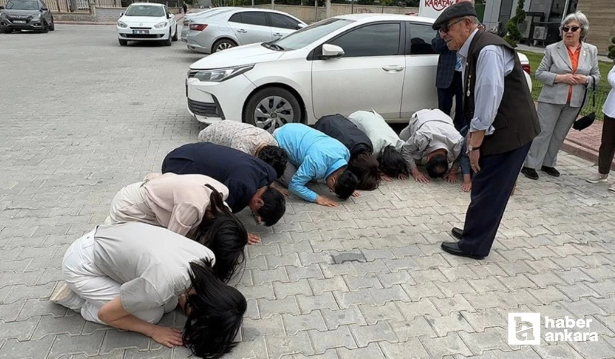 Güney Kore'den gelen heyet, Kore gazisi İhsan Damdam'ın karşısında saygıyla eğildi