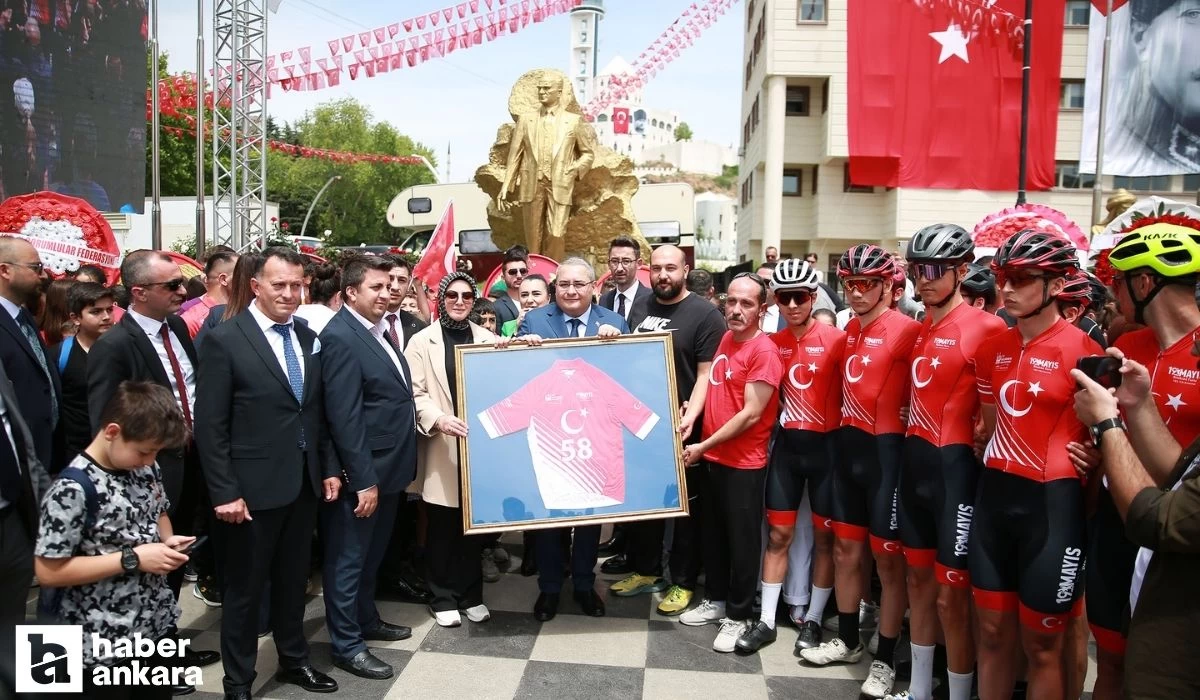 Keçiören Belediye Başkanı Özarslan Samsun'dan gelen bayrak toprağı teslim aldı