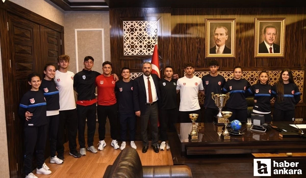 Pursaklar Belediye Başkanı Ertuğrul Çetin’e ragbi takımlarından ziyaret