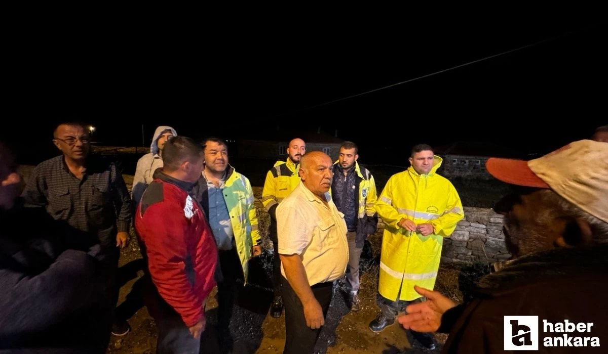 Şereflikoçhisar Belediye Başkanı Koçak, su baskınlarıyla mücadele eden ekiplerin çalışmalarına katıldı